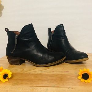 Simplistic yet elegant black leather ankle boots.